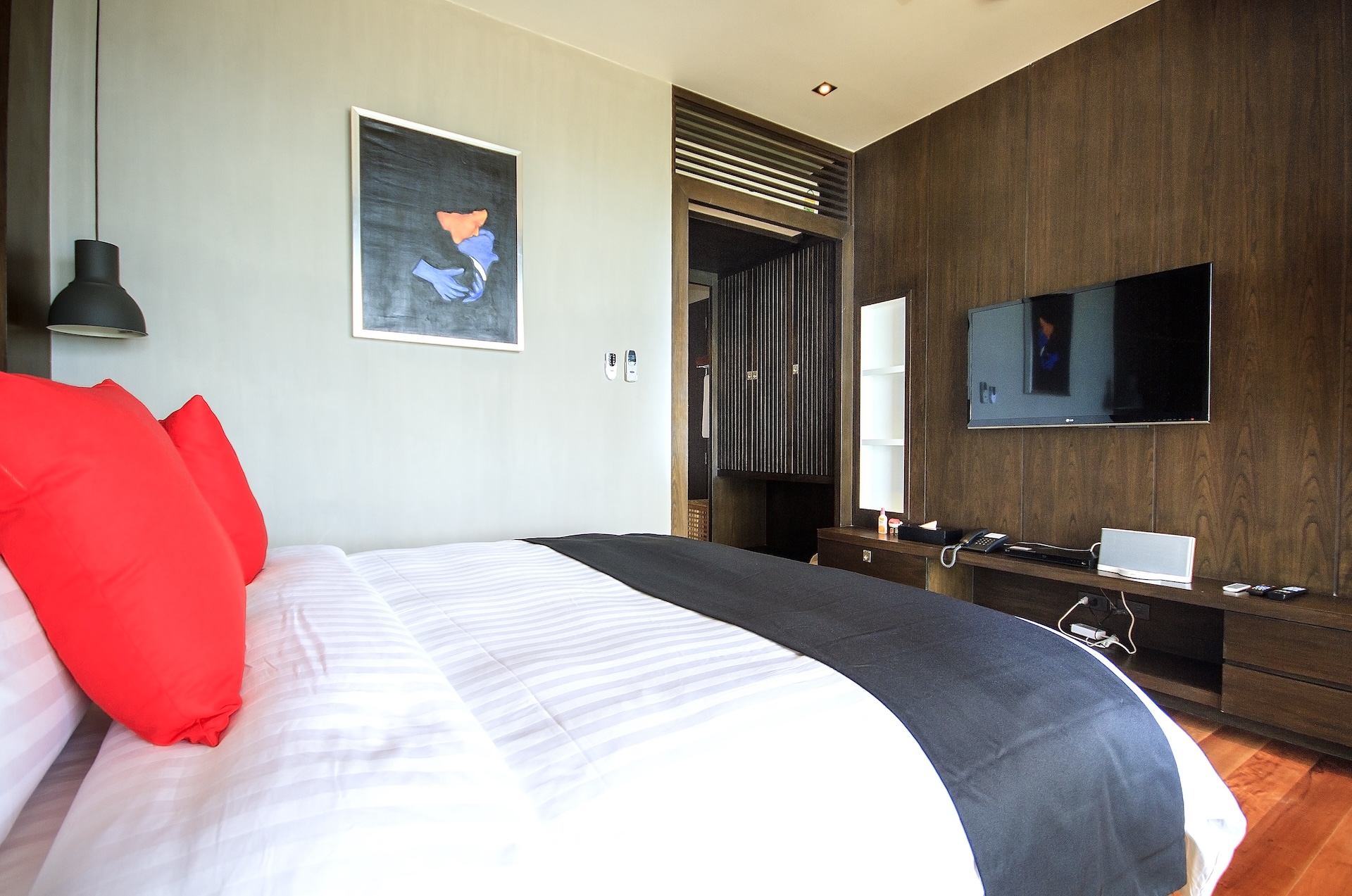 Three Bedroom Beachfront Pool Residence 12