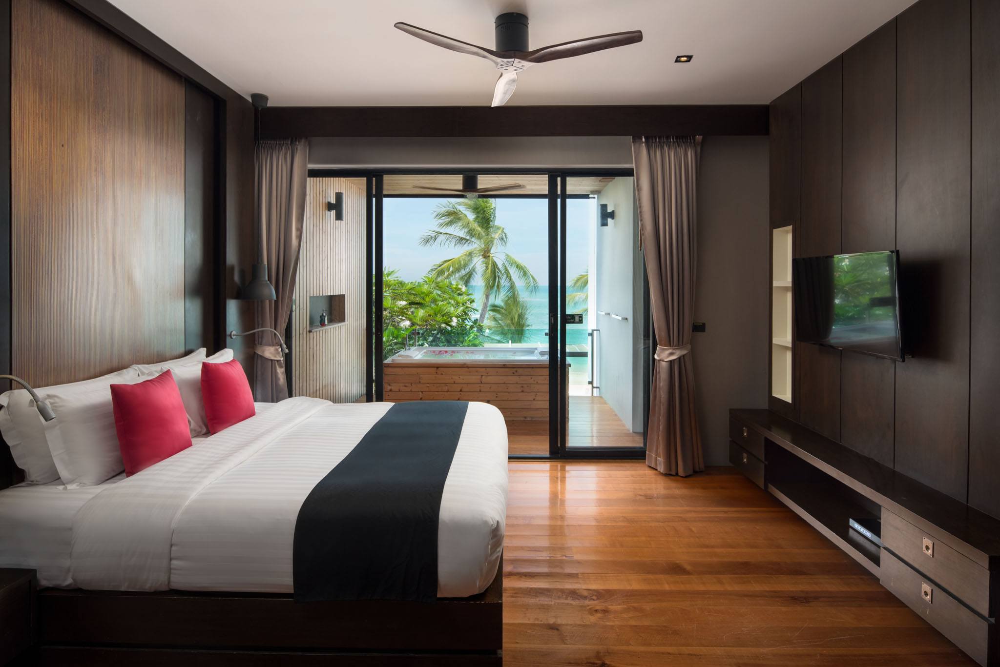 Three Bedroom Beachfront Pool Residence 6
